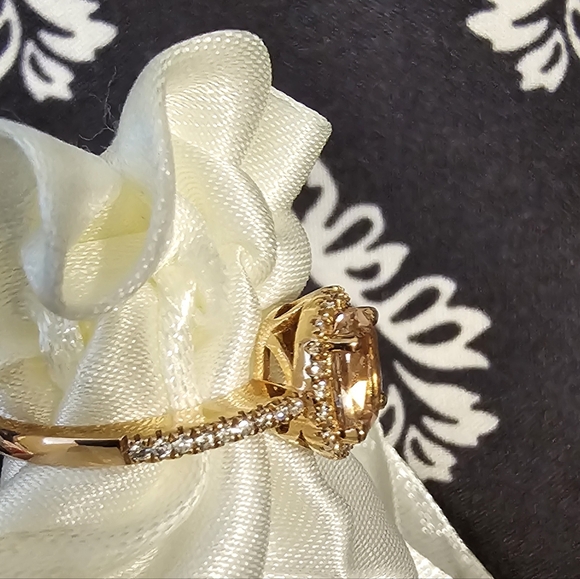 New, unworn. 10k 7/8 CT Morganite Oval Cut. - Picture 10 of 15